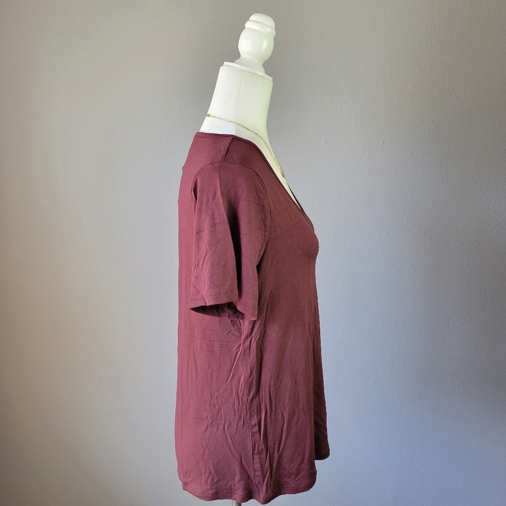 OLD NAVY // super soft plunge v-neck short sleeved tee top in rust - Picture 3 of 6